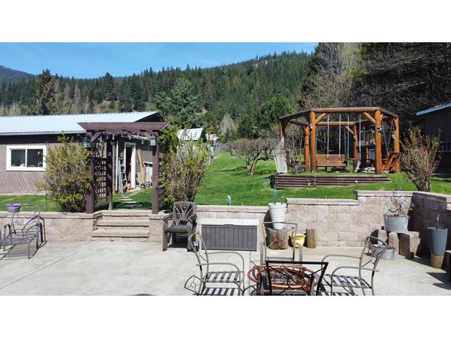 3583 Broadwater Rd, House detached with 3 bedrooms, 3 bathrooms and null parking in Central Kootenay J BC | Image 25