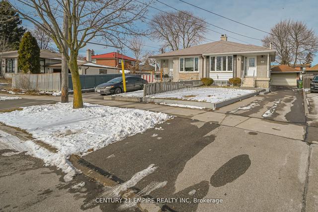 34 Legume Rd, House semidetached with 5 bedrooms, 3 bathrooms and 8 parking in Toronto ON | Image 1