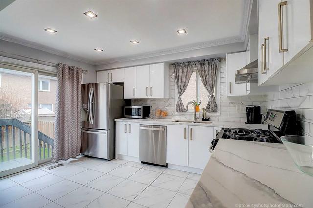136 Millcar Dr, House semidetached with 3 bedrooms, 4 bathrooms and 4 parking in Toronto ON | Image 2