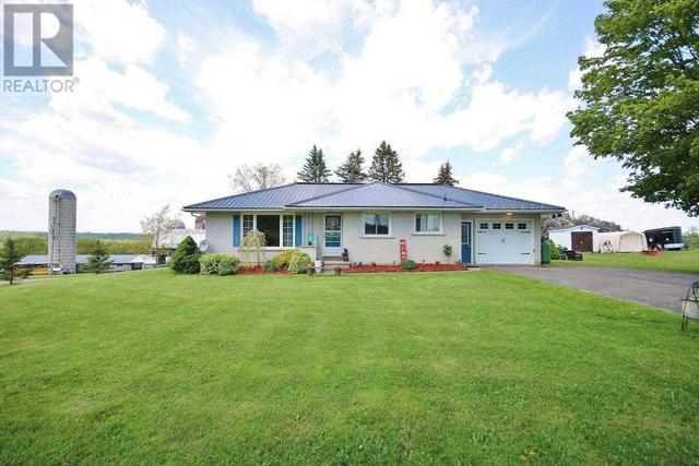 3510 Moreland Dixon Rd, House detached with 2 bedrooms, 2 bathrooms and 7 parking in South Frontenac ON | Image 1