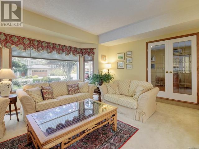 4109 Mercer Pl, House detached with 5 bedrooms, 5 bathrooms and 2 parking in Saanich BC | Image 3