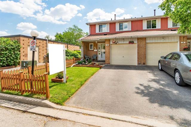 32 Carisbrooke Crt, Townhouse with 3 bedrooms, 2 bathrooms and 2 parking in Brampton ON | Image 23
