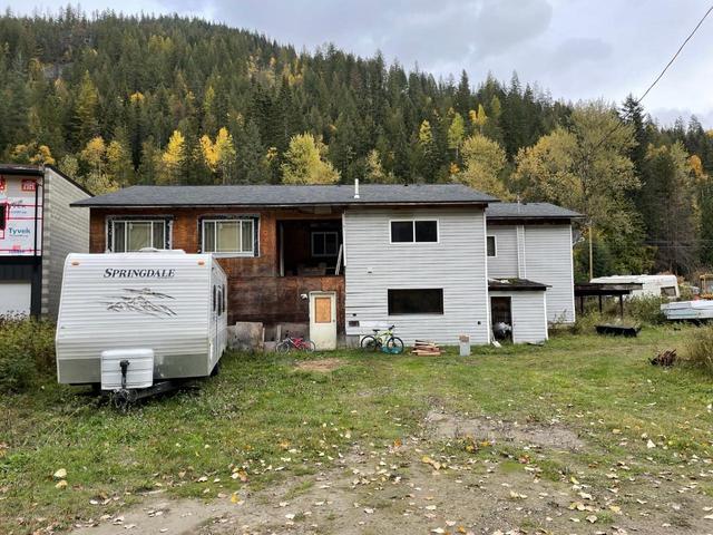 3340 Highway 6, House detached with 5 bedrooms, 3 bathrooms and null parking in Central Kootenay E BC | Image 2