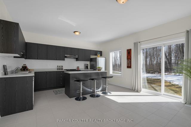 33 Atlantis Dr, House detached with 4 bedrooms, 4 bathrooms and 2 parking in Orillia ON | Image 2