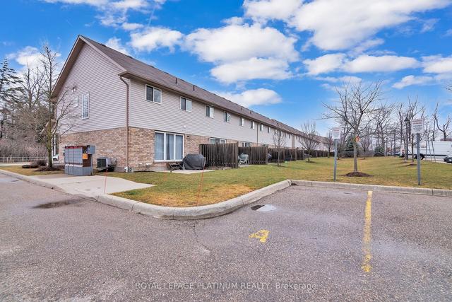 312 Fallowfield Dr, Townhouse with 3 bedrooms, 4 bathrooms and 3 parking in Kitchener ON | Image 7
