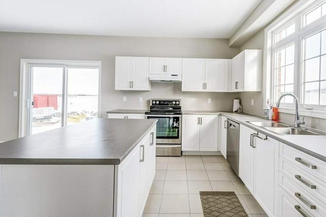 201 Breton St, House detached with 4 bedrooms, 4 bathrooms and 4 parking in Clearview ON | Image 2