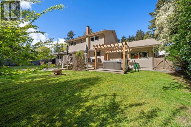 763 Helvetia Cres, House detached with 4 bedrooms, 3 bathrooms and 4 parking in Saanich BC | Image 40