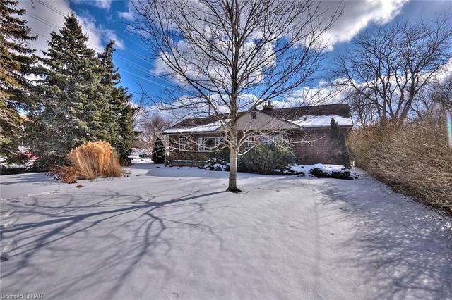 331 St. Paul Street W, House detached with 5 bedrooms, 1 bathrooms and 3 parking in St. Catharines ON | Image 2