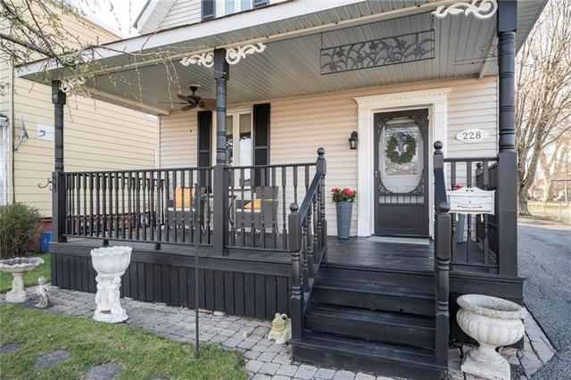 228 Third Street W, House detached with 3 bedrooms, 2 bathrooms and 8 parking in Cornwall ON | Image 3