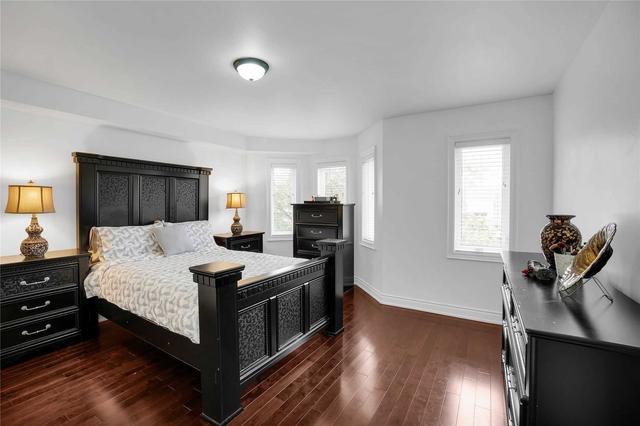 13 Lippincott St E, House attached with 5 bedrooms, 4 bathrooms and 1 parking in Toronto ON | Image 5