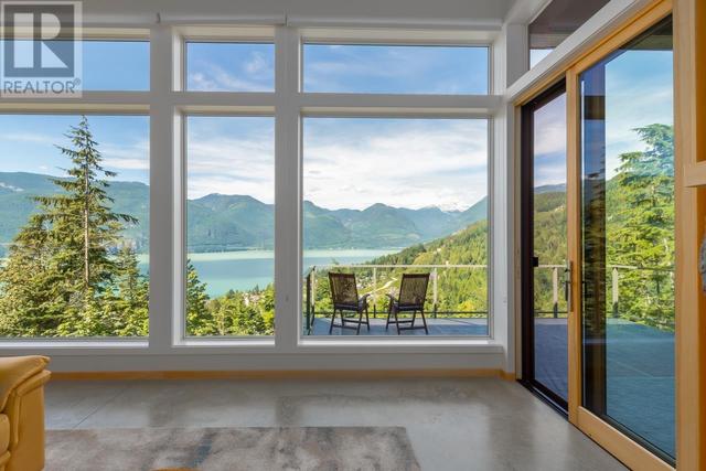 1135 Copper Drive, House detached with 3 bedrooms, 3 bathrooms and 6 parking in Squamish Lillooet D BC | Image 12