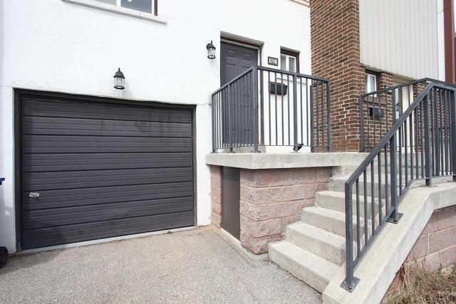 26 Moregate Cres, Townhouse with 3 bedrooms, 2 bathrooms and 1 parking in Brampton ON | Image 3