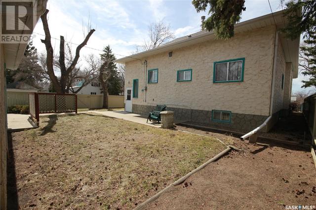 1602 98th Street, House detached with 5 bedrooms, 2 bathrooms and null parking in North Battleford CY SK | Image 38