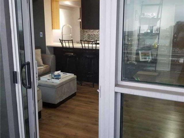 811 - 215 Queen St E, Condo with 1 bedrooms, 1 bathrooms and 1 parking in Brampton ON | Image 3