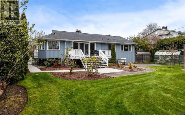 3371 Woodburn Ave, House detached with 5 bedrooms, 3 bathrooms and 4 parking in Oak Bay BC | Image 6