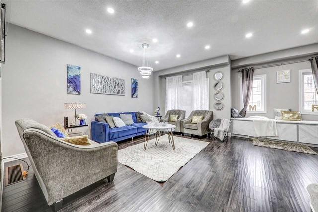 5 Urbana Rd, House attached with 3 bedrooms, 4 bathrooms and 2 parking in Brampton ON | Image 2