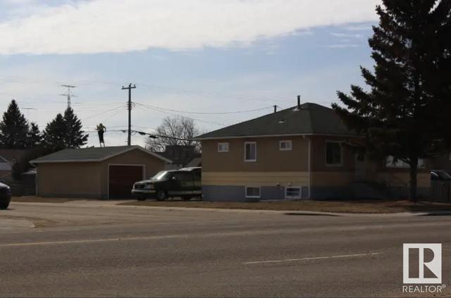 4761 50 Av, House detached with 5 bedrooms, 2 bathrooms and null parking in Vegreville AB | Image 3