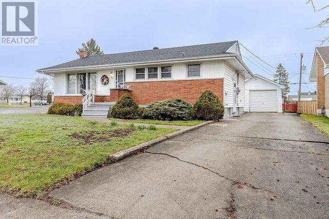 54 Windsor St, House detached with 3 bedrooms, 2 bathrooms and null parking in Sault Ste. Marie ON | Image 1