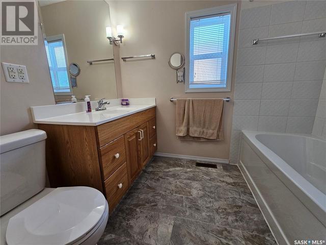 124 3rd Street E, House detached with 2 bedrooms, 2 bathrooms and null parking in Ponteix SK | Image 12