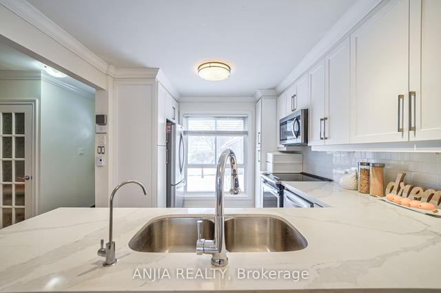 32 Thorny Vineway, Townhouse with 3 bedrooms, 3 bathrooms and 1 parking in Toronto ON | Image 2