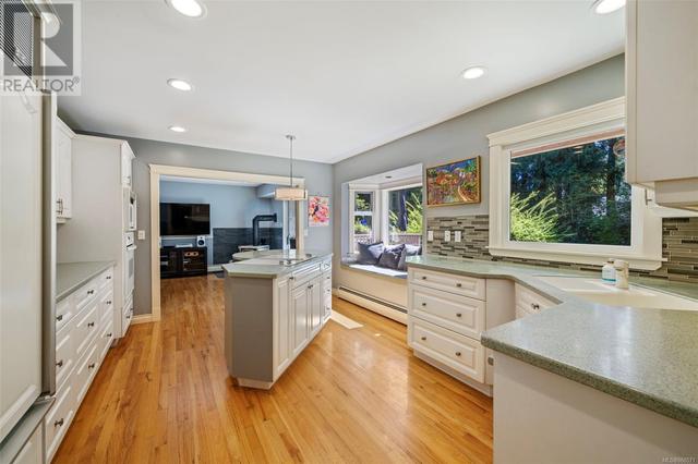 763 Helvetia Cres, House detached with 4 bedrooms, 3 bathrooms and 4 parking in Saanich BC | Image 14