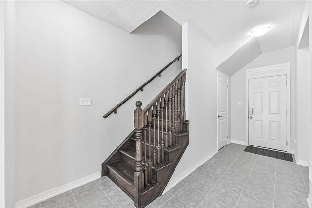 128 Huguenot Rd, Townhouse with 3 bedrooms, 3 bathrooms and 2 parking in Oakville ON | Image 2