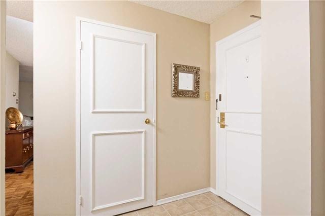1806 - 3700 Kaneff Cres, Condo with 1 bedrooms, 1 bathrooms and null parking in Mississauga ON | Image 3