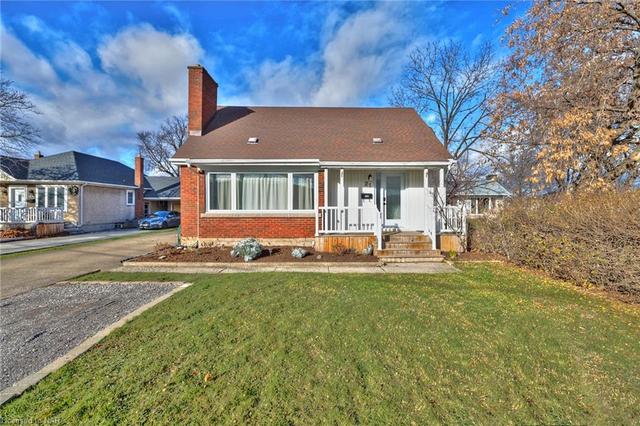 21 Meadowvale Drive, House detached with 4 bedrooms, 2 bathrooms and 6 parking in St. Catharines ON | Image 1