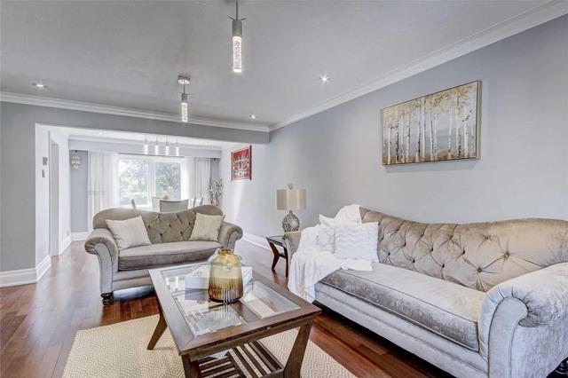 90 Oakmeadow Blvd, House detached with 4 bedrooms, 5 bathrooms and 3 parking in Toronto ON | Image 4