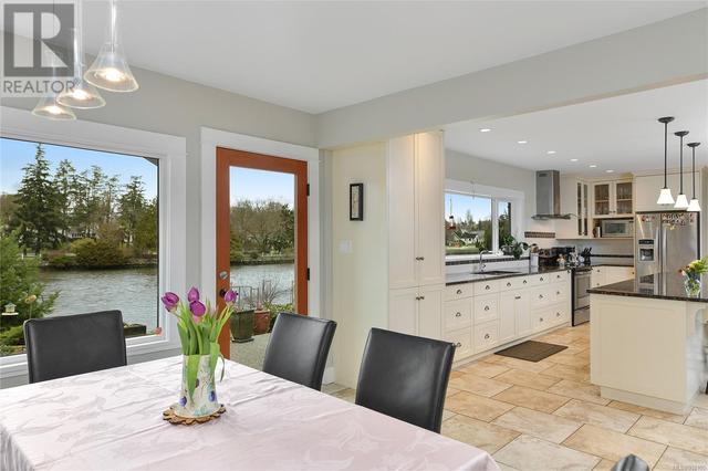 10 Phillion Pl, House detached with 4 bedrooms, 3 bathrooms and 6 parking in Esquimalt BC | Image 13