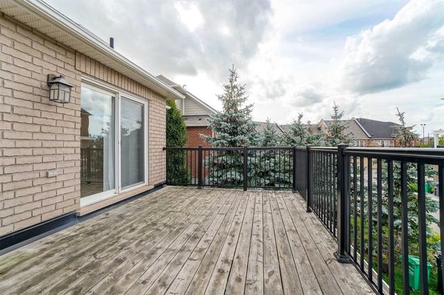 64 Commuter Dr, House attached with 3 bedrooms, 4 bathrooms and 4 parking in Brampton ON | Image 8
