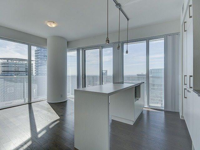 6302 - 100 Harbour St, Condo with 2 bedrooms, 2 bathrooms and 0 parking in Toronto ON | Image 2