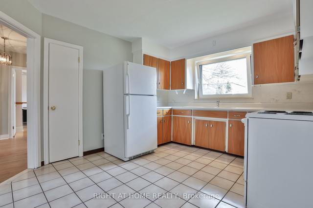 59 Walwyn Ave, House detached with 3 bedrooms, 2 bathrooms and 2 parking in Toronto ON | Image 3