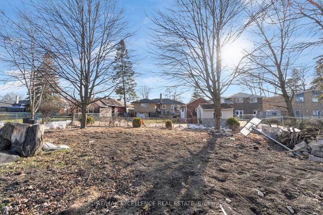 17 Coniston Ave, House detached with 3 bedrooms, 4 bathrooms and 5 parking in Brampton ON | Image 25