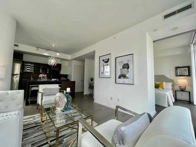 908 - 75 St Nicholas St, Condo with 1 bedrooms, 1 bathrooms and 1 parking in Toronto ON | Image 3