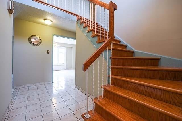 25 Mackay St, House detached with 4 bedrooms, 3 bathrooms and 4 parking in Brampton ON | Image 2