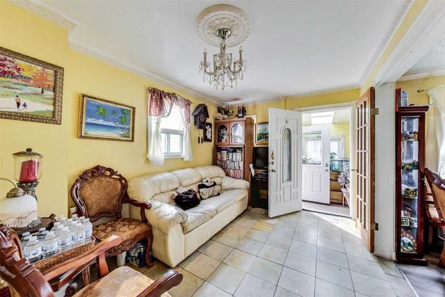6 Arthur St, House detached with 2 bedrooms, 2 bathrooms and 3 parking in Toronto ON | Image 3