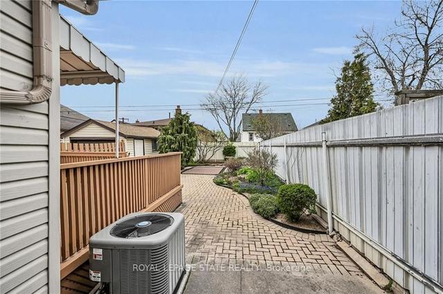 18 Reid Ave S, House detached with 2 bedrooms, 2 bathrooms and 3 parking in Hamilton ON | Image 32