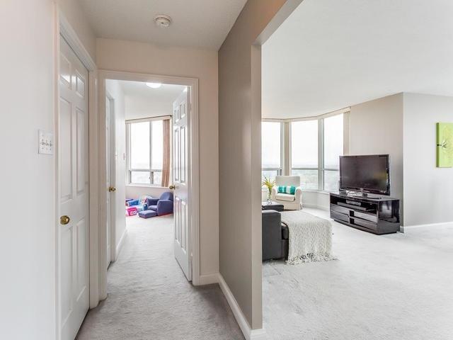 2002 - 22 Hanover Rd, Condo with 2 bedrooms, 2 bathrooms and 2 parking in Brampton ON | Image 8