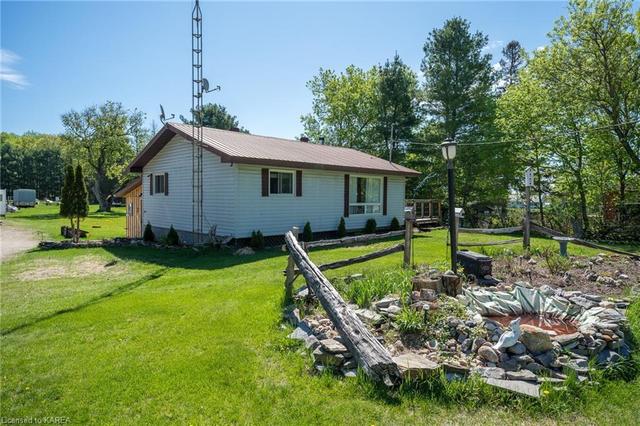 2444 Henderson Road, House detached with 3 bedrooms, 1 bathrooms and 6 parking in Central Frontenac ON | Image 2