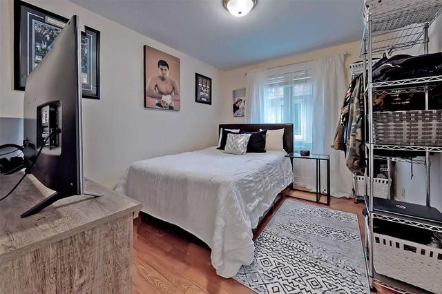 upper - 275 Homewood Ave, House detached with 3 bedrooms, 1 bathrooms and 3 parking in Toronto ON | Image 2