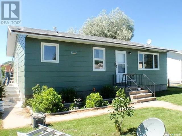 147 4th Street W, House detached with 4 bedrooms, 2 bathrooms and null parking in Pierceland SK | Image 1