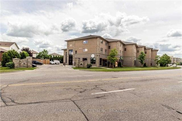 202 - 904 Paisley Rd, Townhouse with 2 bedrooms, 2 bathrooms and 1 parking in Guelph ON | Image 1