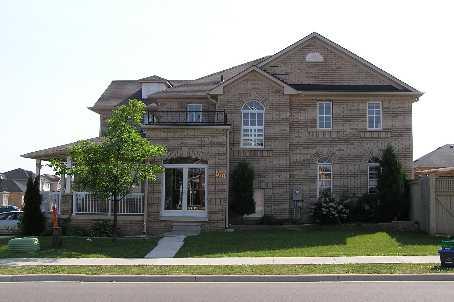 160 Queen Mary Dr, House detached with 4 bedrooms, 4 bathrooms and 2 parking in Brampton ON | Image 2