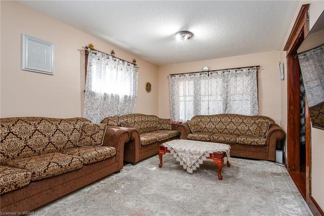 184 Courtland Avenue E, House detached with 3 bedrooms, 2 bathrooms and 3 parking in Kitchener ON | Image 3