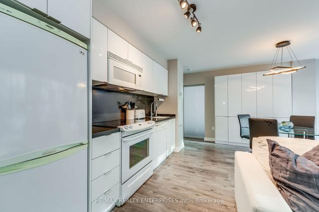 232 - 15 Iceboat Terr, Condo with 2 bedrooms, 2 bathrooms and 0 parking in Toronto ON | Image 2