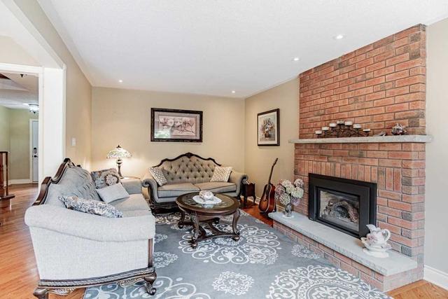 2048 Grand Blvd, House detached with 4 bedrooms, 3 bathrooms and 4 parking in Oakville ON | Image 4