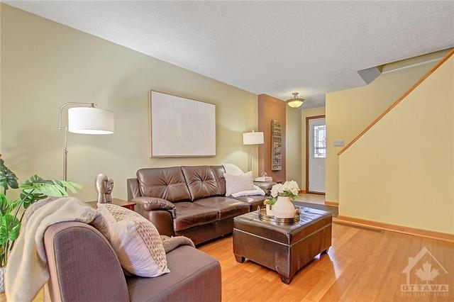 52 Tarquin Crescent, Townhouse with 3 bedrooms, 2 bathrooms and 4 parking in Ottawa ON | Image 6