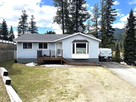 5 Clearwater Place, House detached with 5 bedrooms, 3 bathrooms and null parking in Elkford BC | Card Image