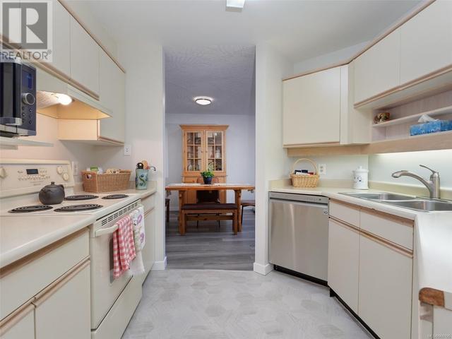 212 - 3931 Shelbourne St, Condo with 2 bedrooms, 2 bathrooms and 1 parking in Saanich BC | Image 10